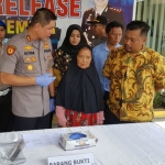 Nenek Sumintuk saat diinterogasi oleh Kapolres Jember AKBP Alfian Nurrizal, Jumat (10/1/2020) siang.