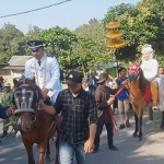 Kedua mempelai di Desa Banyuurip, Kecamatan Senori, Kabupaten Tuban, saat berkeliling kampung.