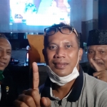 Ketua DPAC PKB Kebomas Akhmad Zainudin Fuad mengacungkan telunjuk tanda dukungan untuk paslon nomor 1 saat nobar debat publik Pilkada Gresik 2020. foto: ist.