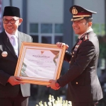 Wali Kota Batu saat menyerahkan penghargaan di peringatan Hari Lahir Pancasila.