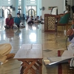 Merry Sofiani Gulo, gadis milenial, saat mengikrarkan dua kalimat syahadat dibimbing Dr. KH. M. Sujak di Masjid Al-Akbar Surabaya, Jumat (14/8/2020). foto: MMA/ bangsaonline.com