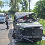 Kondisi mobil minibus kijang yang ringsek usai mengalami laka di Jl. Raya Torjun