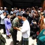 Panglima TNI Jenderal TNI Gatot Nurmantyo disambut Pimpinan Pondok Ponpes Tebuireng Jombang, KH Salahudin Wahid. foto: Rony S/ BANGSAONLINE.