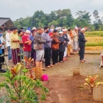 Salah satu jenazah pasien Covid-19 sedang disholati sebelum dimakamkan.