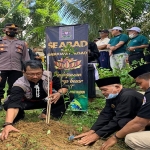 PSHT se-Madura Raya bekerja sama dengan CDK Sumenep saat menanam bibit pohon d Desa Palengaan Laok, Pamekasan.