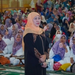 Khofifah Indar Parawansa saat mengisi acara Ngaji Ngabuburit Ramadhan GenZi 1445 H di Masjid Nasional Al Akbar Surabaya, Sabtu (6/4/2024). Foto: istimewa