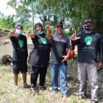 Peni Wulandari (kedua dari kiri) bersama aktivis usai acara bersih-bersih sampah di Sungai Ketandan, Desa Balongjeruk, Kecamatan Kunjang, Kabupaten Kediri. foto: ist.