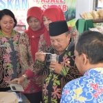 Bupati Mbah Tarom saat mencicipi produk di salah satu stan pameran.