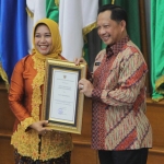 Wali Kota Mojokerto Ika Puspitasari saat menerima penghargaan dari Mendagri Tito Karnavian.