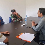 Petugas dari DLHP Tuban saat melakukan peninjauan ke salah satu dapur SPPG di Kecamatan Plumpang.