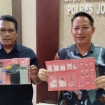 Kasatresnarkoba Polres Jombang, AKP Ahmad Yani (kanan), saat menunjukkan barang bukti yang diamankan.