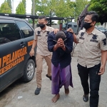 RH (23), Warga Desa Sabiyan, Bangkalan ditangkap polisi saat hendak menjual kalung emas curiannya di Pasar Pecinan Bangkalan, Selasa (27/4/2021). (foto: ist)
