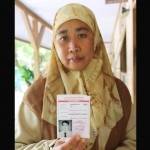 Siti Nurhayati menunjukkan identitas Gusvan yang menempel di bangku ujian. foto: feri/ BANGSAONLINE