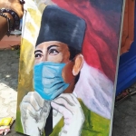 Salah satu lukisan pahlawan dengan mengenakan masker karya seniman Jombang. foto: AAN AMRULLOH/ BANGSAONLINE