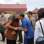 SBY saat mendapat sambutan warga setempat.