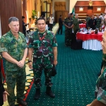 Gubernur Khofifah saat menerima Atase Pertahanan dari 17 negara. 