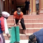 Para tenaga pendidik dan kependidikan SMAN 2 Batu kompak membersihkan area masjid sekolah, Kamis (19/3).