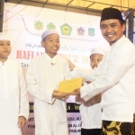 Wali Kota Pasuruan, Adi Wibowo saat memberikan penghargaan kepada santri Ponpes Mifatahul Ulum Al Ghofury