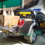 Petugas mengamankan alat yang digunakan untuk memproduksi arak. foto: GUNAWAN/ BANGSAONLINE