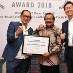 Gubernur Jawa Timur Pakde Karwo menerima penghargaan Innovation Network of Asia (INA) Entrepreneur Award 2018 Award dari Herwaman Kartajaya selaku founder Philip Kotler Center for Asean Marketing di Ritz Carlton Hotel Jakarta.