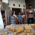 PEDULI UMKM: Bambang Haryo Soekartono (BHS) mengunjungi UMKM Roti yang terdampak Covid-19, di Desa Kepuh Kemiri Tulangan, Sabtu (15/8). foto: MUSTAIN/ BANGSAONLINE