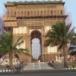 Monument Simpang Lima Gumul dengan rangka-rangka besi untuk keperluan renovasi.