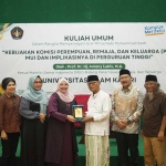 KH. Anwar Iskandar didampingi jajaran pengurus, saat memberi cinderamata kepada Prof. Dr. Hj. Amany Lubis. (Ist)