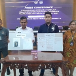 Kantor Imigrasi Surabaya menunjukkan barang bukti terkait perkara WNA India, SN, Jumat (15/5/2026). foto: Mustain/BANGSAONLINE
