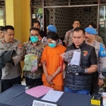 Dedek Kurniawan (27) warga Kota Lubuklinggau, Sumatera Selatan, saat diamankan polisi karena kasus pencurian kotak amal di Musalah Al Mutmainah, Jalan Raya Candi III Gang Metro 3, Kecamatan Sukun, Kota Malang, Kamis (6/2/2025).