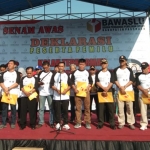 Peserta deklarasi mengikuti Senam Awas yang digelar Bawaslu Kabupaten Pasuruan di halaman Bang Kodir, Senin (24/9/2018). Foto: ANDY F/BANGSAONLINE