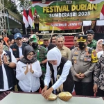 Gubernur Khofifah saat menghadiri festival durian di Desa Sumberasri, Kecamatan Nglegok, Kabupaten Blitar.