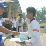 TERIMA PENGHARGAAN -Dua atlet taekwondo saat menerima penghargaan dari Pemkab Sidoarjo, di alun-alun Sidoarjo, Jumat (26/9/2014). foto: humas pemkab sidoarjo