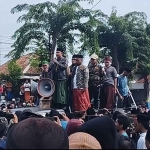 Ribuan warga Nahdlatul Ulama (NU) Pamekasan kepung Mapolres Pamekasan. 