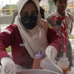 Petugas Dinas Kesehatan P2KB Tuban saat mengambil sampel makanan pedagang takjil