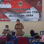 Tarnu, Camat Kare saat sesi pencairan BLT Dana Desa Tahap III di Desa Bolo, Kecamatan Kare, Kabupaten Madiun, Selasa (14/7/2020). (foto: ist).