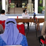 Wali Kota Risma saat menggelar video conference (vidcon) bersama para distributor di Balai Kota Surabaya, Kamis (10/9/2020). (foto: YUDI A/ BANGSAONLINE)