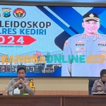 Kapolres Kediri AKBP Bimo Ariyanto didampingi Wakapolres Kediri Kompol Verawati Thaib saat menggelar konferensi pers di Mapolres Kediri. Foto: Muji Harjita/BANGSAONLINE