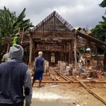 Jemaah Tahlil Nurul Huda Dusun Becok, Desa Tegalrejo, Kecamatan Merakurak, Kabupaten Tuban melakukan bedah rumah milik salah satu janda di desa setempat, Kamis (1/10/2020). (foto: ist).