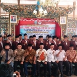 Para pengurus AKD Bangkalan bersama Bupati dan Wakil Bupati, Forpimda, Anggota DPR RI Komisi II (Imron Amin), Anggota Komisi V (H. Syafiuddin) dan Komisi VIII (Ra Hasani Zubair), beserta Anggota DPRD Provinsi Jatim Mahfud dan Abdul Azizi.
