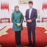 Lia Istifhama berfoto dengan Presiden RI, Joko Widodo. Foto inilah yang kemudian menjadi viral di media sosial. foto: istimewa