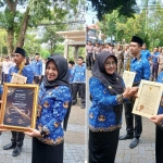 Emy Indriaswati salah satu ASN yang mendapatkan penghargaan di peringatan Hari Korpri di Kabupaten Magetan. Foto: ANTON/HB