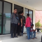 Sejumlah awak media saat menunggu hasil pemeriksaan terhadap tersangka SR di kantor Kejaksaan Negeri Kota Probolinggo.