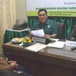 Bupati Banyuwangi, Abdullah Azwar Anas, saat menjalani uji kelayakan dan kepatutan yang dilakukan oleh Helmy Faishal Zaini dan Ida Fauziah dari DPP PKB. (foto: didi rosadi/BANGSAONLINE)