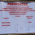 Banner peringatan dari warga Sumber Mlaten, Desa Kalirejo, Kecamatan Lawang, Kabupaten Malang, untuk Perumda Tirta Kanjuruhan.