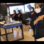 Karyawati di sebuah mall saat ikut menyanyikan Mars Pancasila. (foto: ist.)