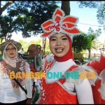 Diva Nur Chanifah saat memperagakan baju yang terbuat dari limbah plastik.Foto: Muji Harjita/BANGSAONLINE