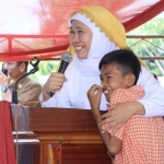 Gubernur Khofifah bercanda dengan seorang siswa saat meresmikan 1 unit gedung SDN 9 Dalaka, Kec. Sindue, Kab. Donggala, Sulawesi Tengah. foto: ist.