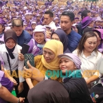 calon Gubernur Jawa Timur nomor urut 2, Khofifah Indar Parawansa, saat disambut pekerja MPS atau mitra produksi sigaret di Ngawi. Foto: DEVI FITRI AFRIYANTI/BANGSAONLINE