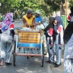 PEDULI: Para anggota PMR MTS N Tuban saat memberikan paket sembako pada tukang becak. foto: suwandi/BANGSAONLINE
