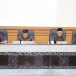 Dari kiri, Wakil Ketua DPRD Mujid Riduan, Ketua M. Syahrul Munir, Wakil Ketua Ahmad Nurhamim, dan Wakil Ketua Lutfi Dhawam saat paripurna. Foto: SYUHUD/BO